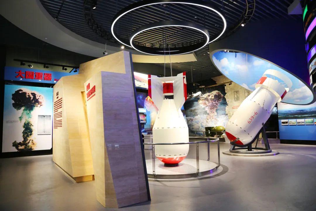 中国首个原子弹氢弹模型在深圳展出