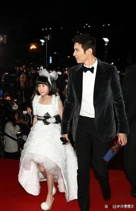 47岁元斌与妻子现身美术馆