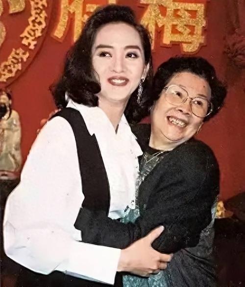 温碧霞自曝曾被父母卖掉还赌债