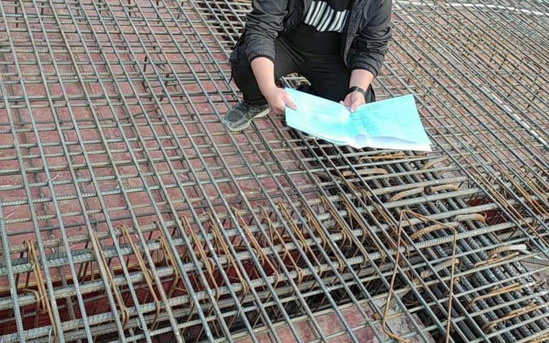 300万买婚房 承重梁部分钢筋被切断