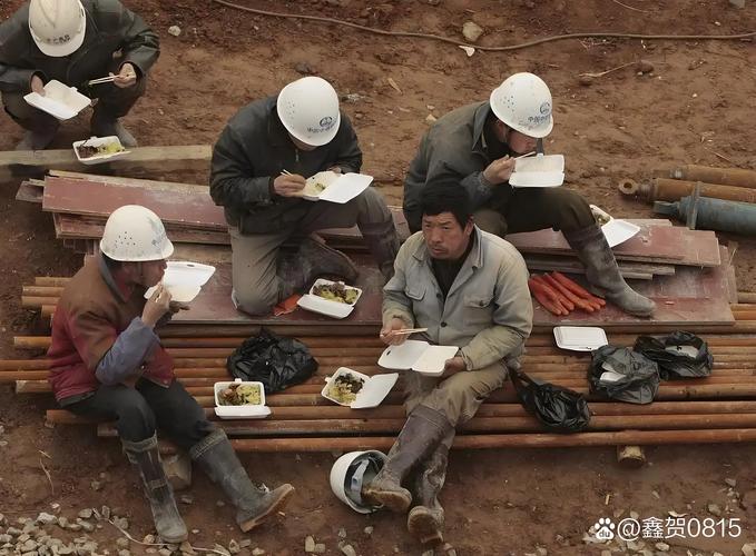 #暴雨中的北京打工人有多拼#