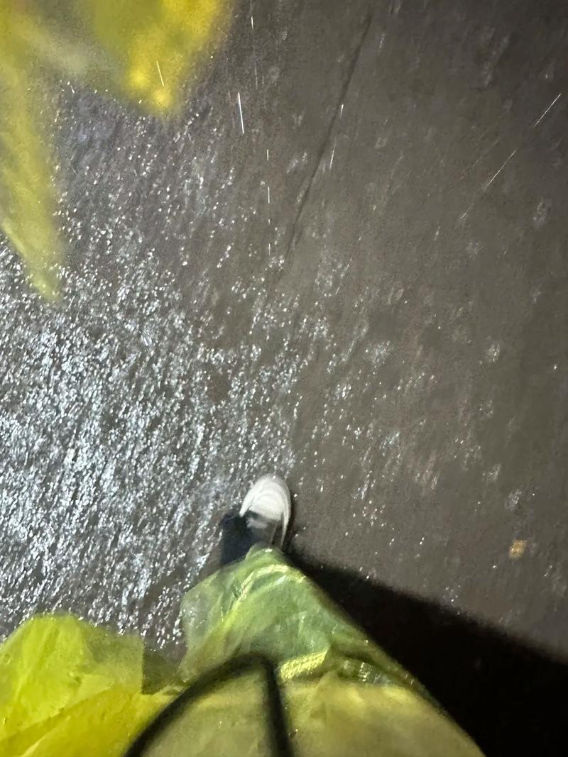 #暴雨中的北京打工人有多拼#
