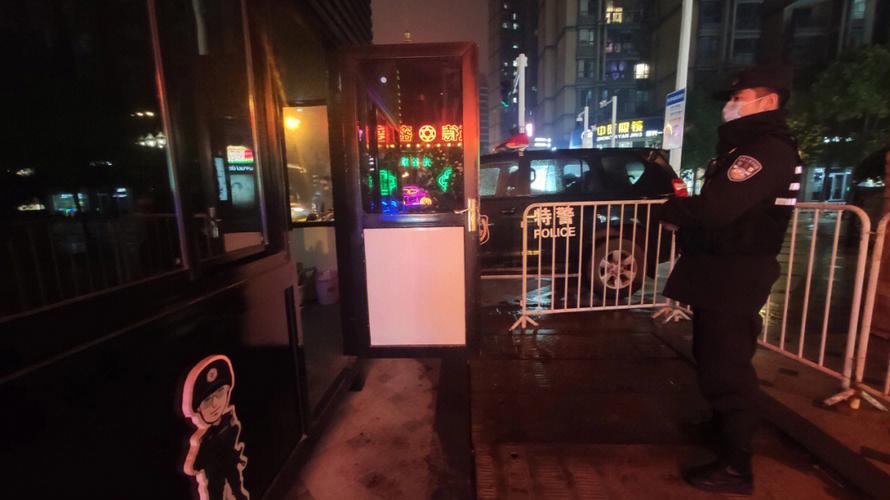男子退房留下粉瓶子 他们果断报警