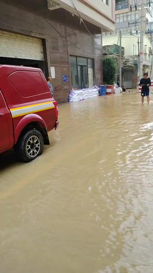密云遇极端暴雨 小区积水淹没一层楼