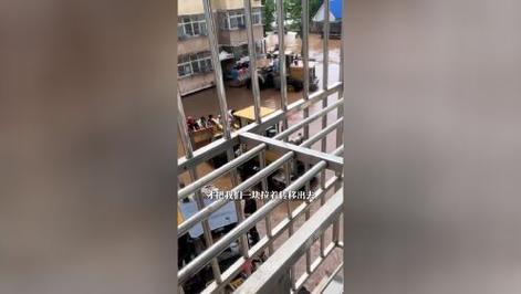 密云遇极端暴雨 小区积水淹没一层楼