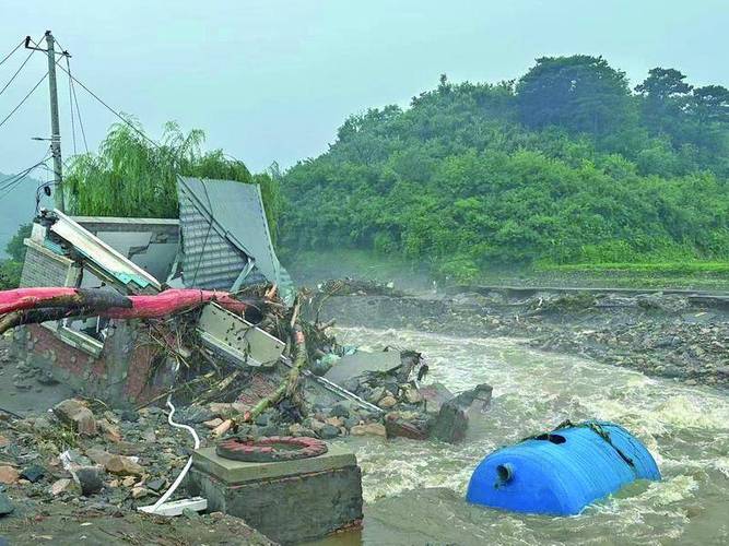 密云特大暴雨受灾村民:开门被水冲跑