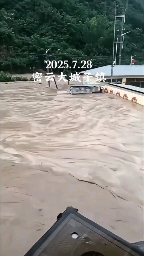 密云特大暴雨受灾村民:开门被水冲跑