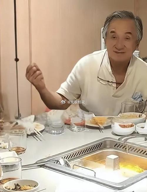 71岁成龙老花严重 拍戏看不清道具