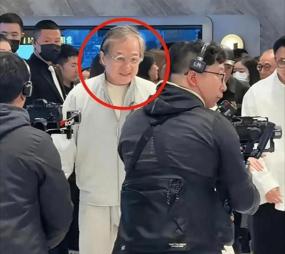 71岁成龙老花严重 拍戏看不清道具
