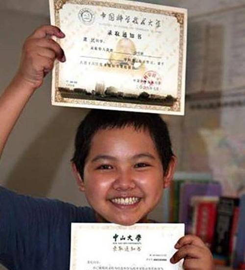 曾被28689位网友托举的男孩考上985