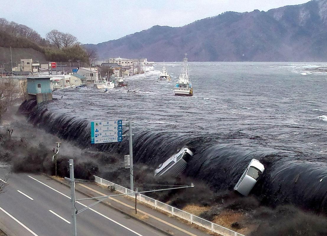 日本海啸来袭 居民跑向避难所