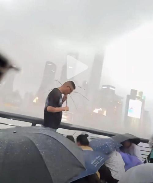 台风来袭有游客被困在外滩?假