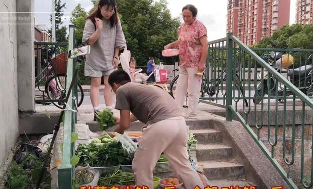 上海卖菜网红回应摆摊被劝离