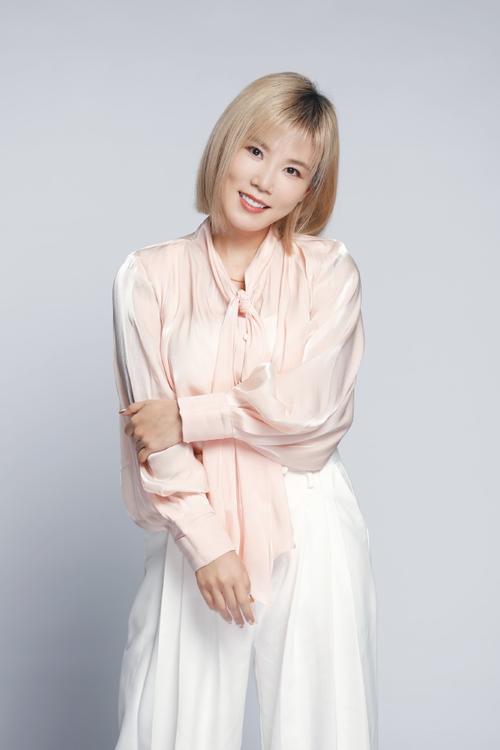 李佳薇《歌手》无人挑战 直通总决赛