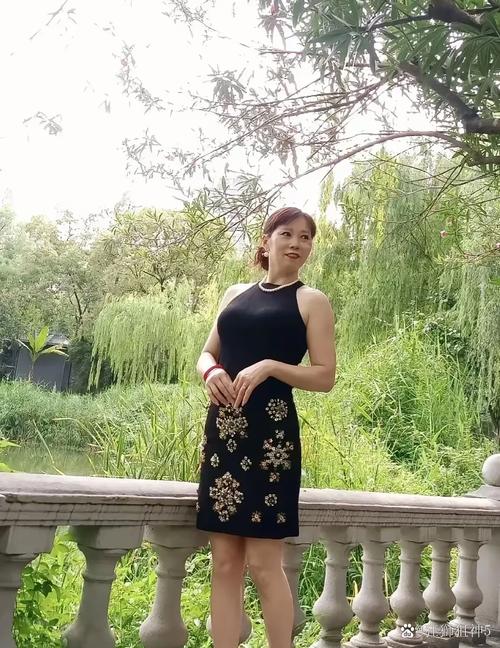阿姨退休后秒退几十个群手机都变轻