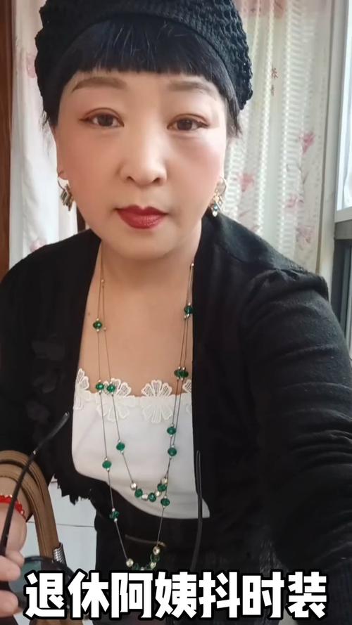 阿姨退休后秒退几十个群手机都变轻