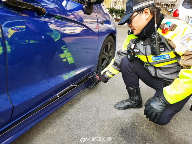 男子行车时天降剪刀直扎车头
