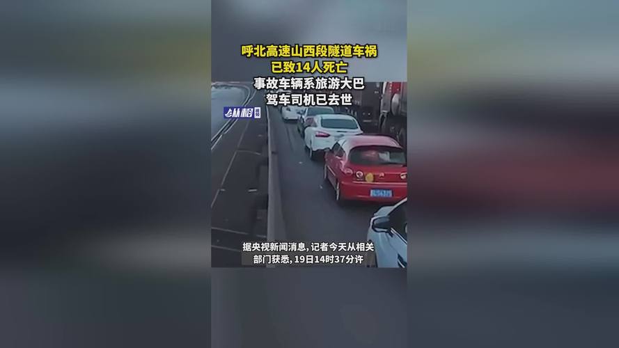 大哥驾车遇车祸现场立马停车救援