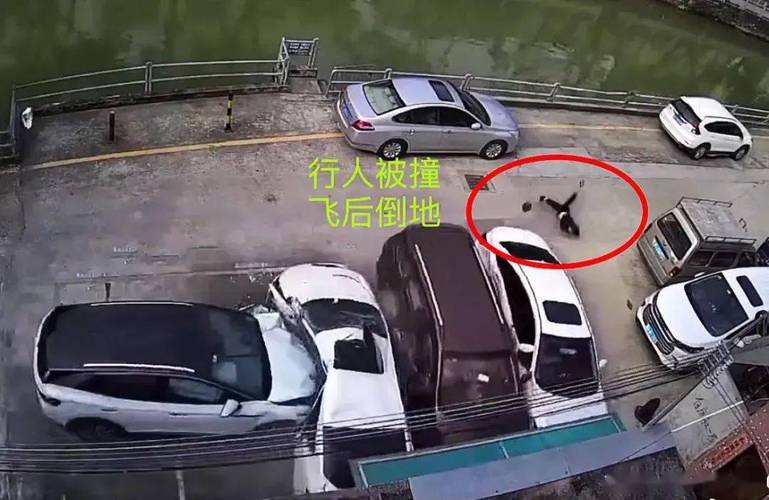 大哥驾车遇车祸现场立马停车救援