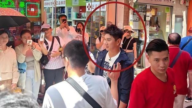 吴奇隆跳广场舞 被夸“保养天花板”