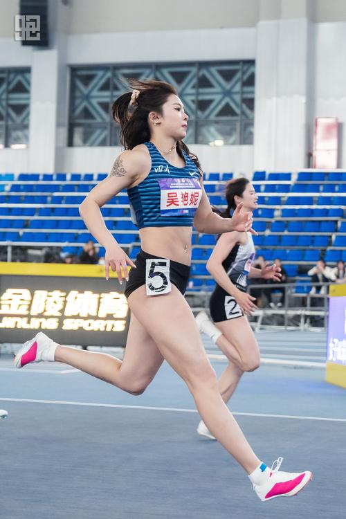 吴艳妮夺冠后向现场观众比心鞠躬