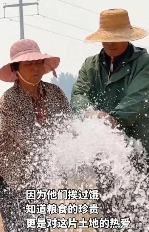 河南持续高温 农户凌晨排队浇地