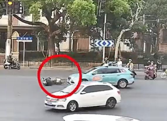 13岁女孩骑电动车载人闯红灯被撞