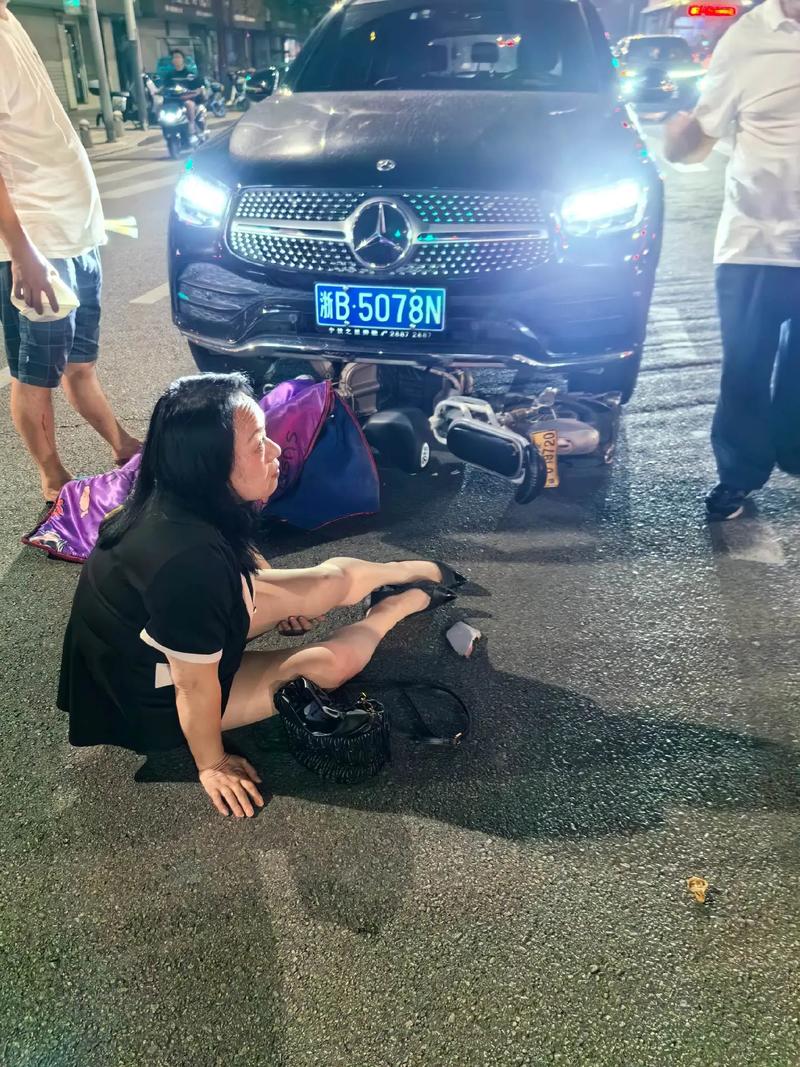 13岁女孩骑电动车载人闯红灯被撞