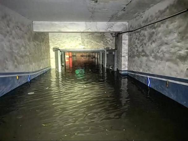 东莞一小区地下车库被积水灌满