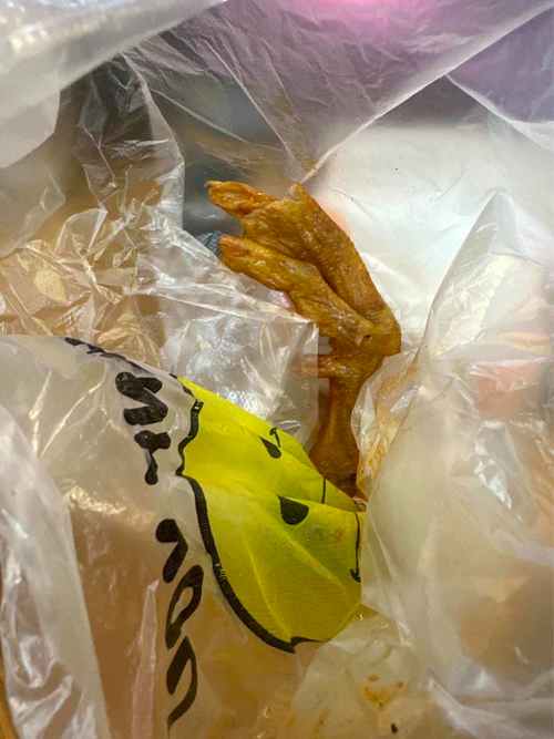 消费者曝光知名零食品牌鸭爪发霉