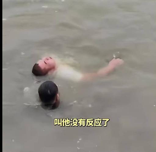 81岁老人跳水救人:只记得自己是军人