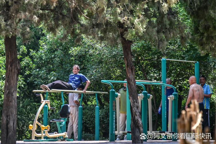 大爷脚踩平衡车放超长风筝