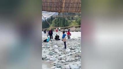 新疆一景区网红桥断裂 目击者发声