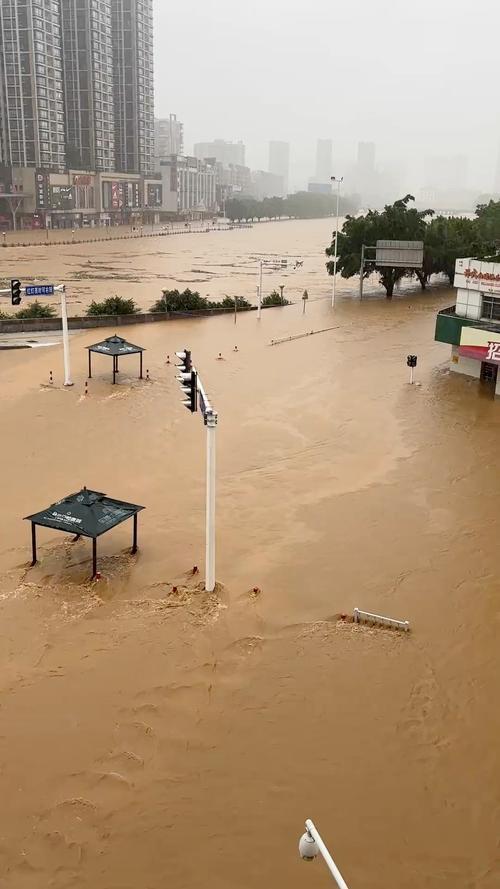 多轮强降雨致广东惠州出现严重倒灌