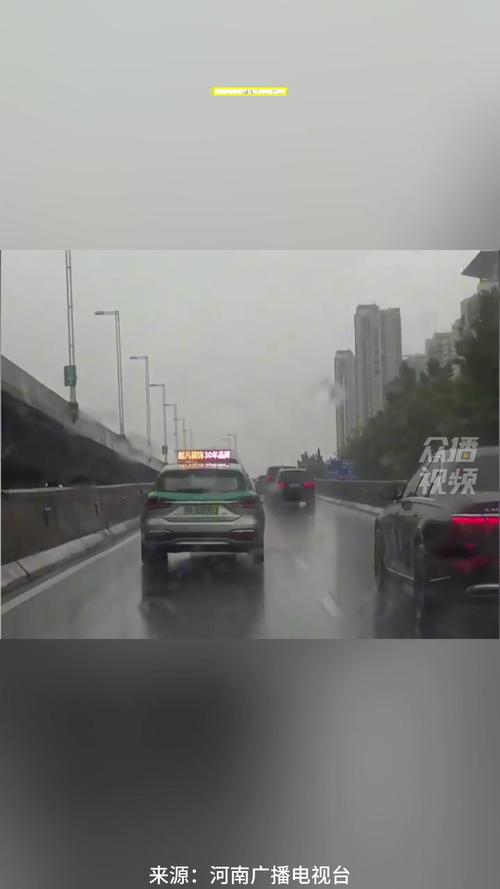 郑州突降暴雨：市民被积水冲走