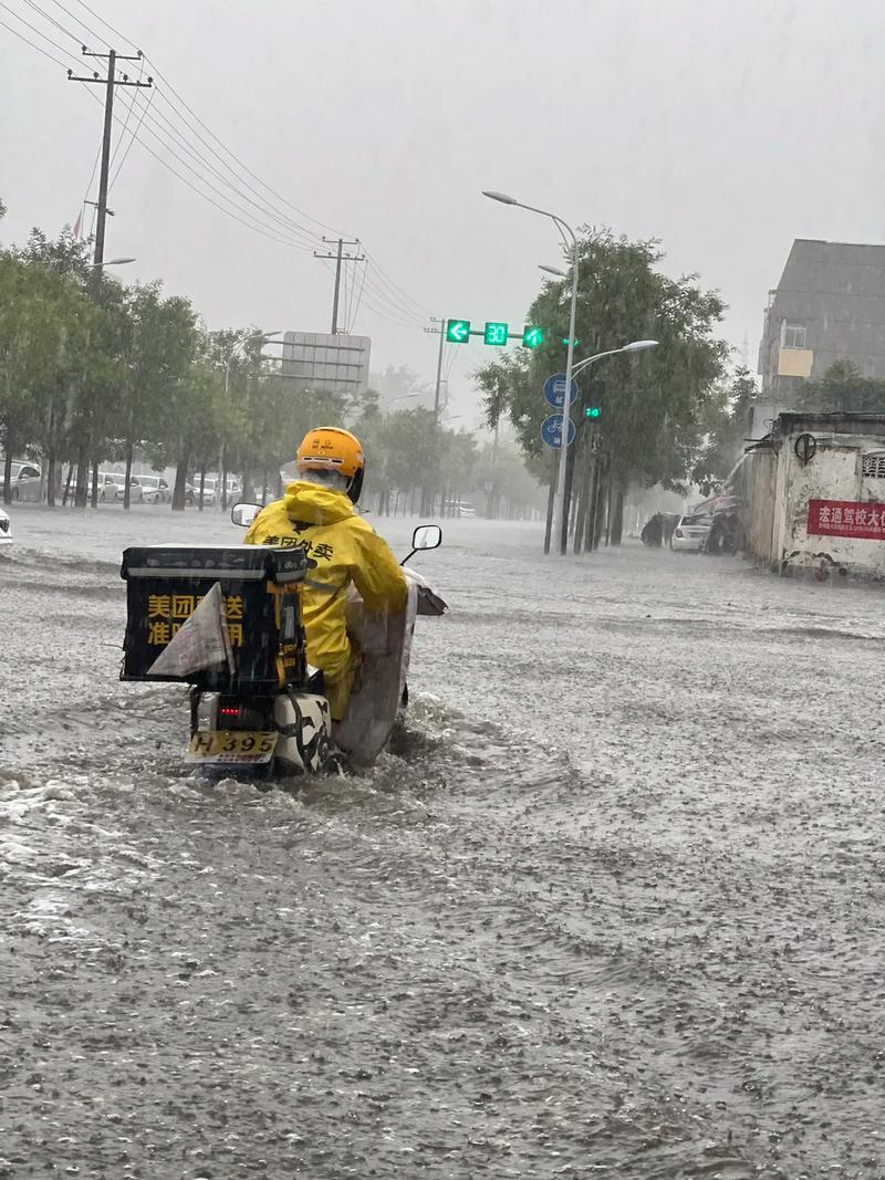 网友回复郑州外卖小哥暴雨中送餐