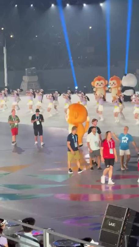 世运会中国运动员跳着舞入场