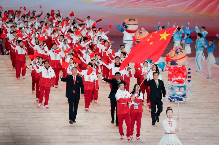 世运会中国运动员跳着舞入场