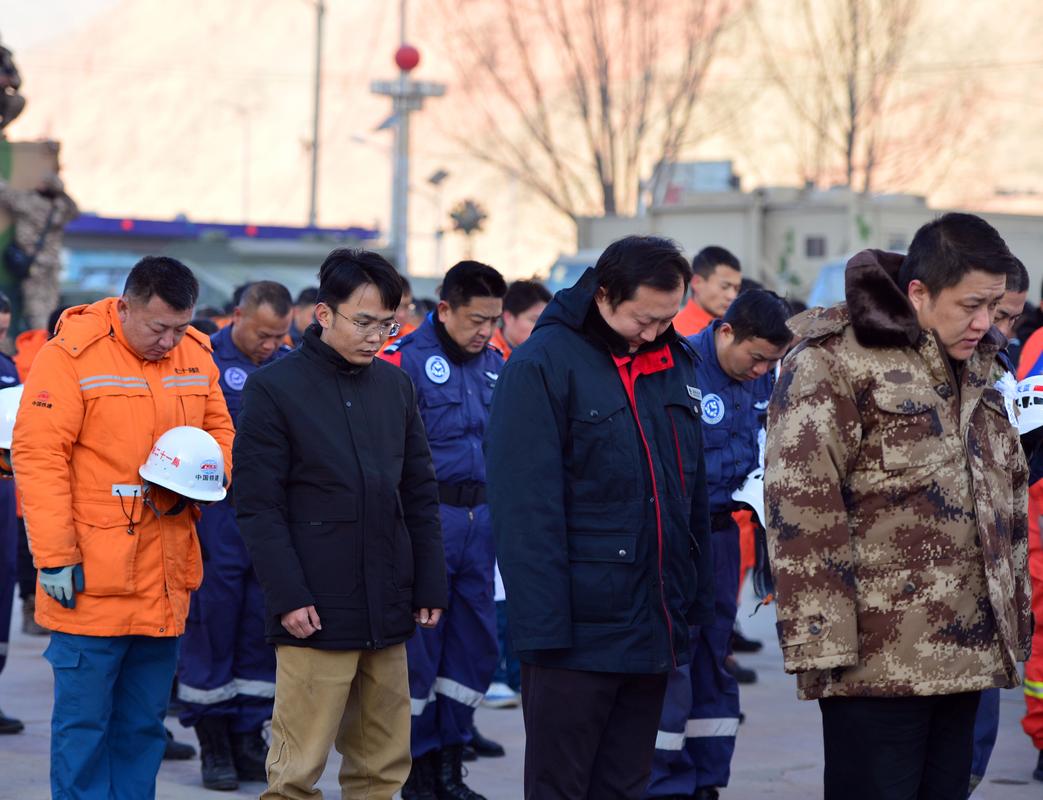甘肃发布会全体起立向遇难者默哀