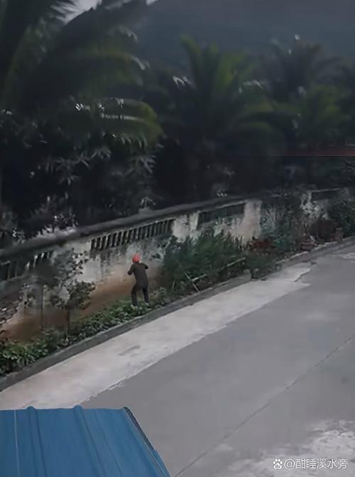 男子砸墙向隔壁小区泄洪 警方介入