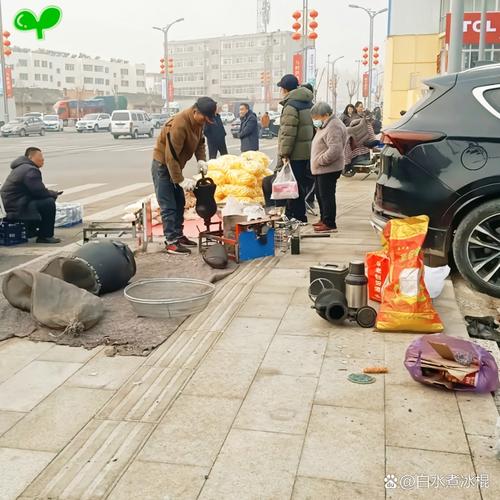 运油车侧翻 大量村民提壶“捡油”