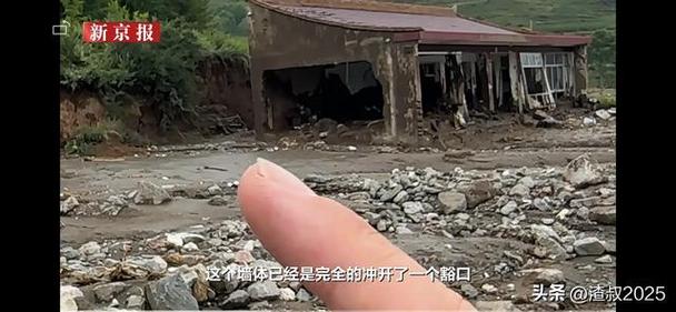 甘肃榆中县暴雨过后 路面上一片狼藉