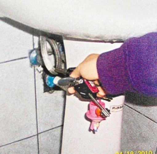 外卖员被曝隔窗偷拍女生洗澡