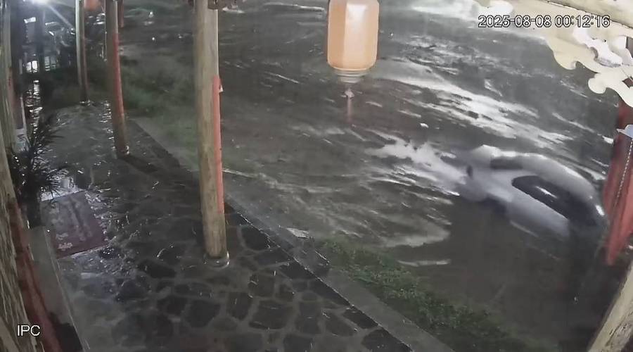 洪水1分钟冲走10多辆车清空停车场
