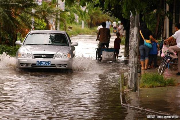 洪水1分钟冲走10多辆车清空停车场