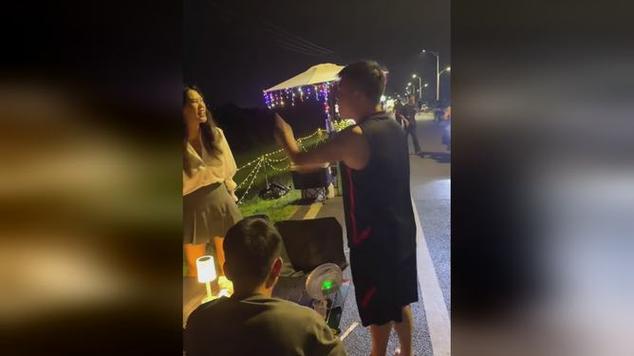 双腿截肢女子夜市摆摊成“团宠”