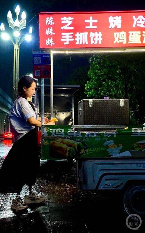 双腿截肢女子夜市摆摊成“团宠”