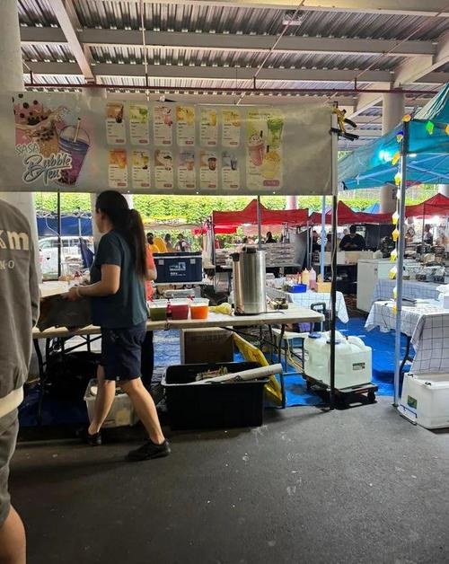 双腿截肢女子夜市摆摊成“团宠”
