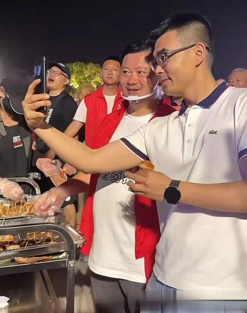 撞人叫嚣男子系网红 曾合作多地文旅