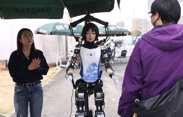 全球首款女团机器人10580元拍出